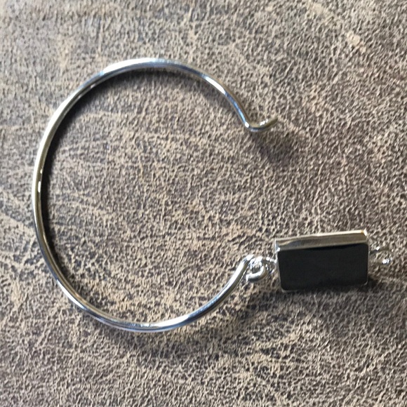 New Silver and Onyx Bracelet with Clasp - Picture 3 of 3